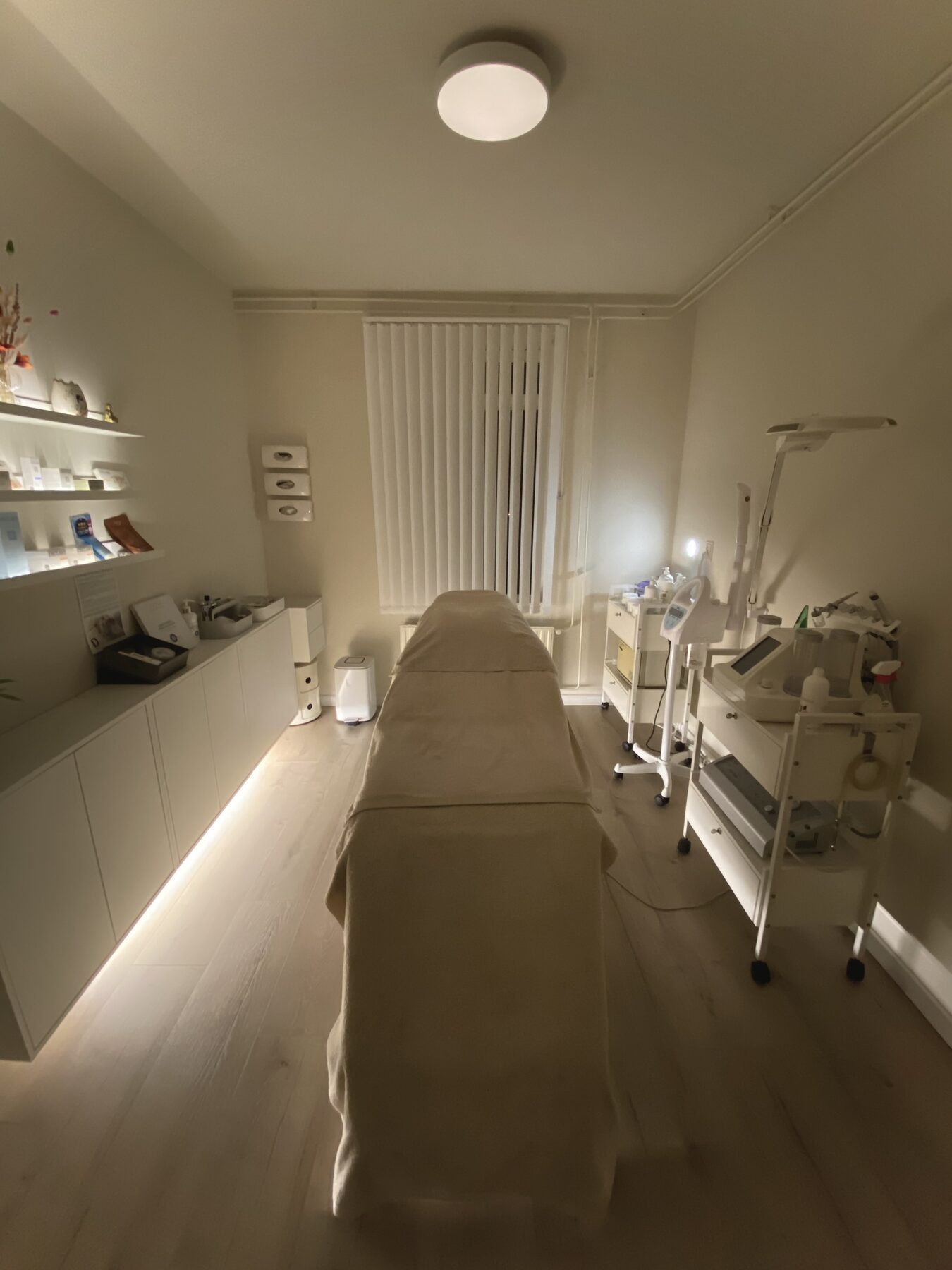 De behandelkamer van Beauty Studio Ayu met behandelstoel en sfeerverlichting