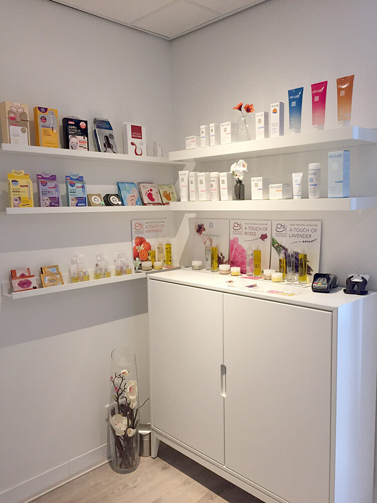 Schappen met verzorgingsproducten in de salon