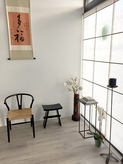 Zithoek met Japanse rolschildering en orchidee